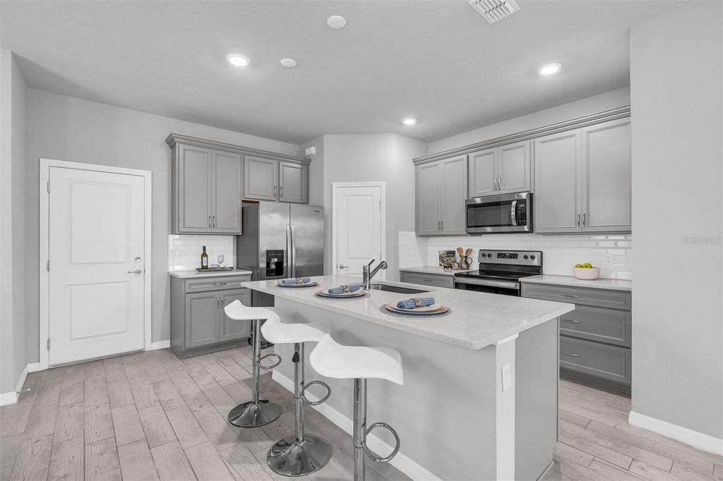 Image 6 of property listing at 2765 FRANKLIN ROAD, St Cloud, FL 34771