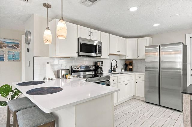 1004 67TH AVENUE W, Bradenton, FL 34207