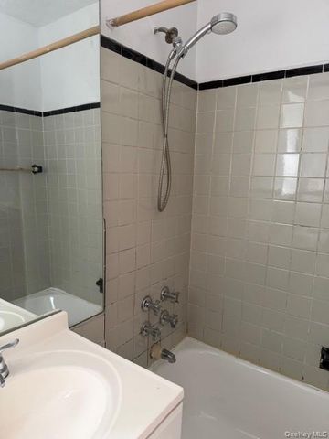 144-15 78th Road 3A, Flushing, NY 11367