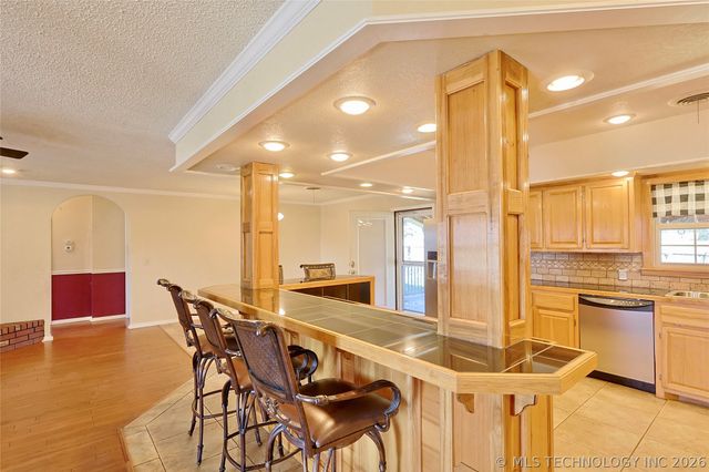 1002 W Knisley Avenue, Checotah, OK 74426