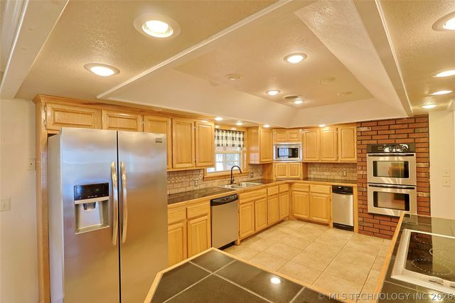 1002 W Knisley Avenue, Checotah, OK 74426