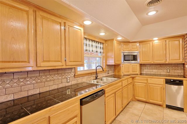 1002 W Knisley Avenue, Checotah, OK 74426