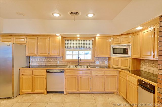 1002 W Knisley Avenue, Checotah, OK 74426