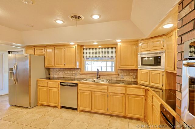 1002 W Knisley Avenue, Checotah, OK 74426