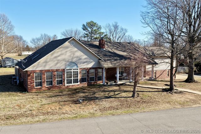 1002 W Knisley Avenue, Checotah, OK 74426
