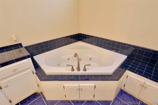 1002 W Knisley Avenue, Checotah, OK 74426