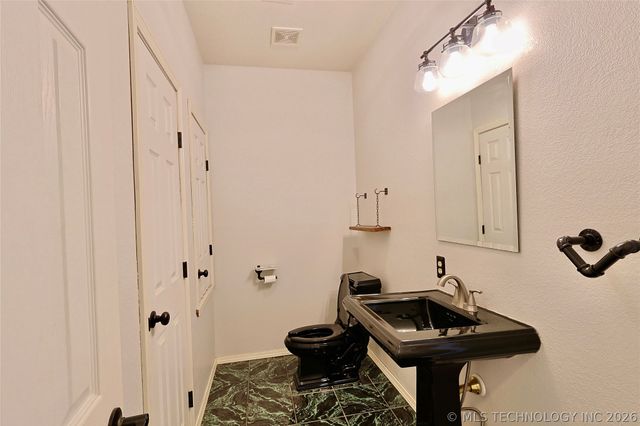 1002 W Knisley Avenue, Checotah, OK 74426