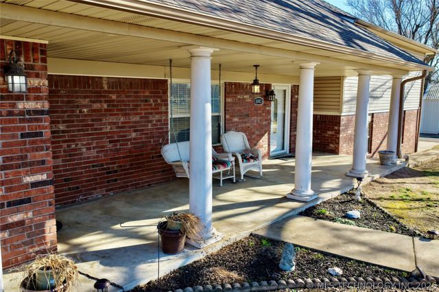 1002 W Knisley Avenue, Checotah, OK 74426