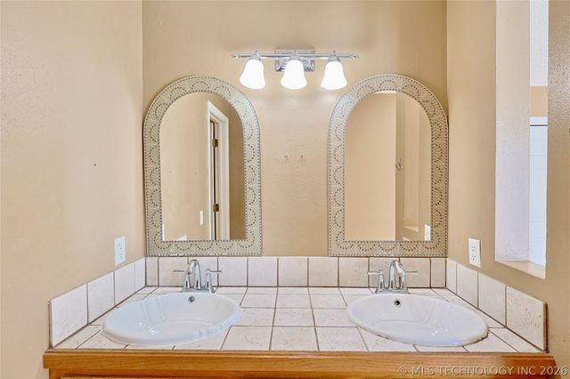 1002 W Knisley Avenue, Checotah, OK 74426