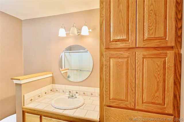 1002 W Knisley Avenue, Checotah, OK 74426