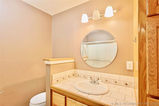 1002 W Knisley Avenue, Checotah, OK 74426