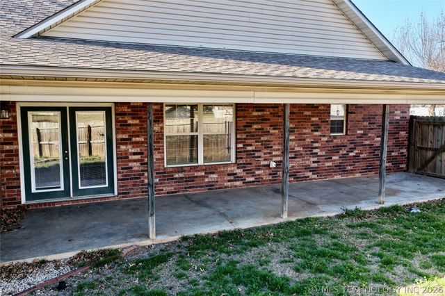 1002 W Knisley Avenue, Checotah, OK 74426