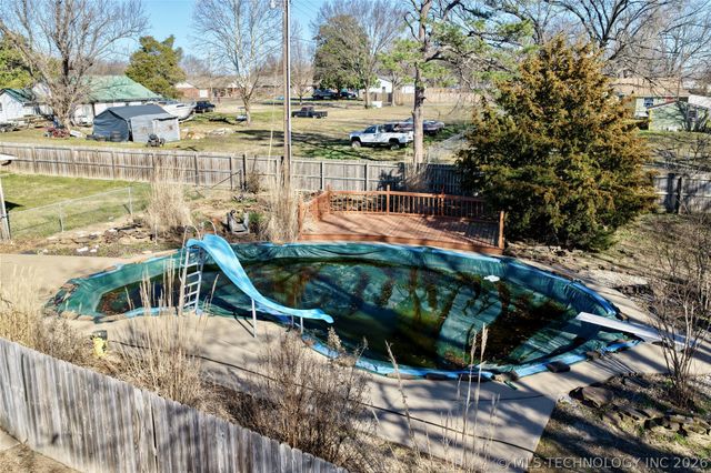 1002 W Knisley Avenue, Checotah, OK 74426