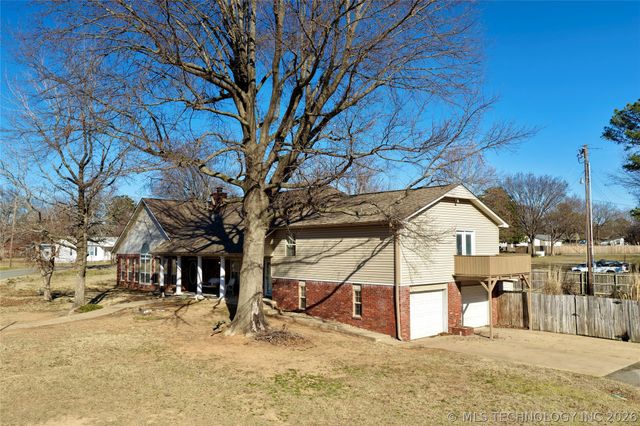1002 W Knisley Avenue, Checotah, OK 74426