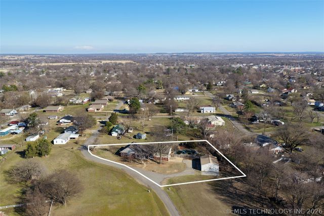 1002 W Knisley Avenue, Checotah, OK 74426