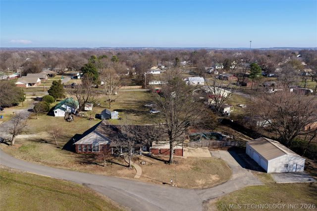 1002 W Knisley Avenue, Checotah, OK 74426