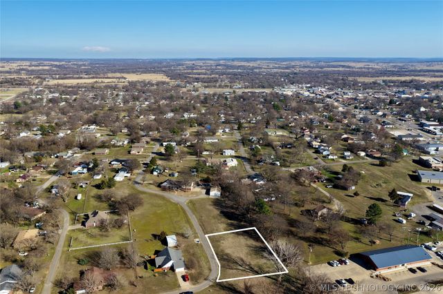 1002 W Knisley Avenue, Checotah, OK 74426