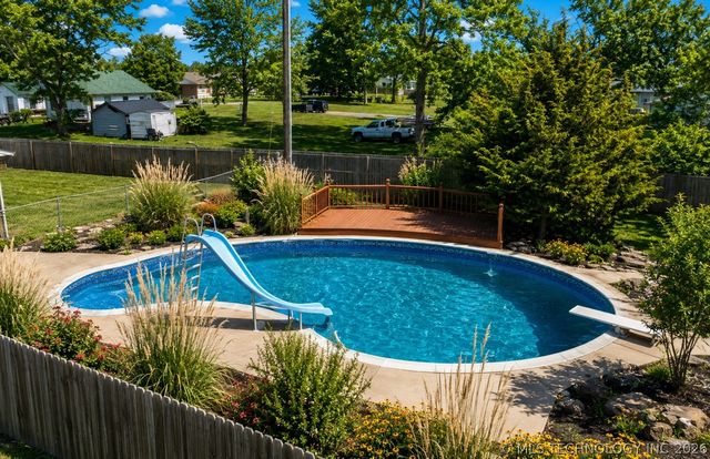 1002 W Knisley Avenue, Checotah, OK 74426