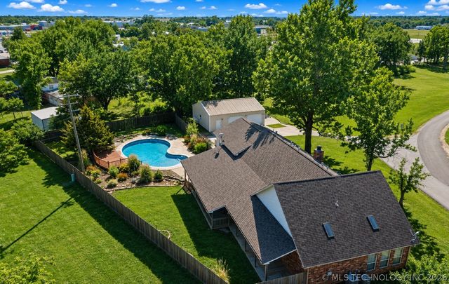 1002 W Knisley Avenue, Checotah, OK 74426