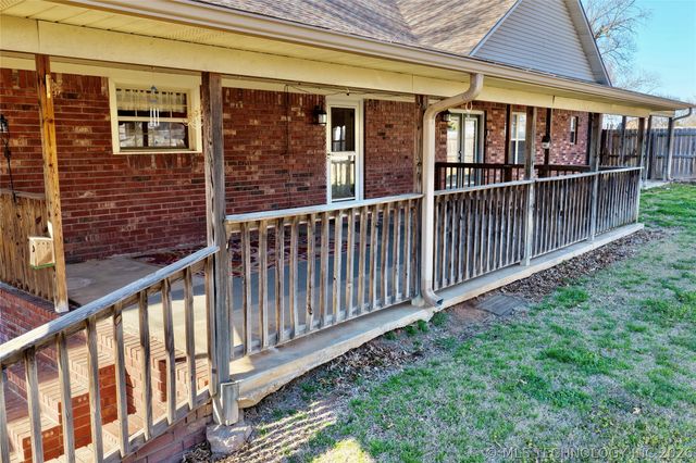 1002 W Knisley Avenue, Checotah, OK 74426
