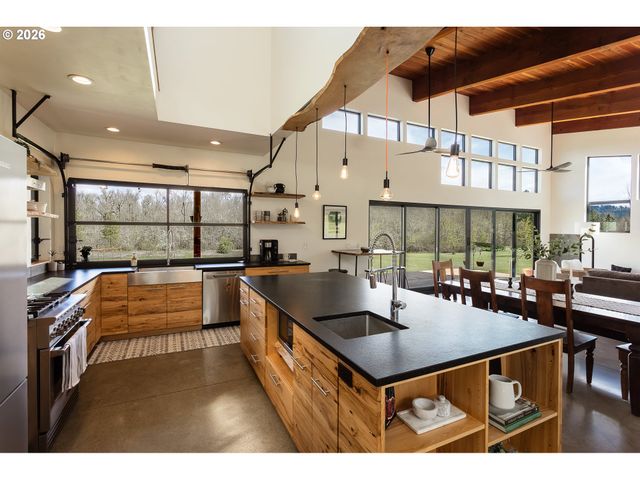 85535 LANCER Ln, Eugene, OR 97405