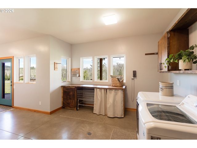 85535 LANCER Ln, Eugene, OR 97405