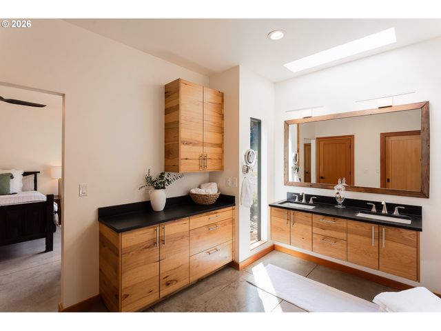 85535 LANCER Ln, Eugene, OR 97405