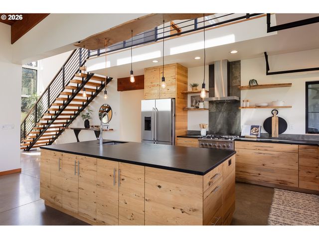 85535 LANCER Ln, Eugene, OR 97405