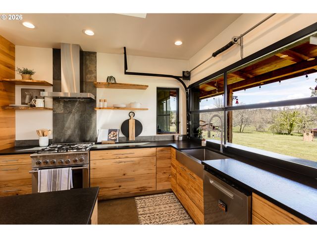 85535 LANCER Ln, Eugene, OR 97405