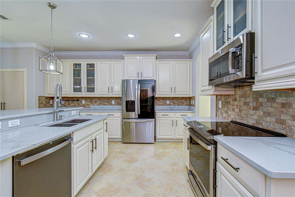 Image 13 of property listing at 19914 BLUFF OAK BOULEVARD, Tampa, FL 33647