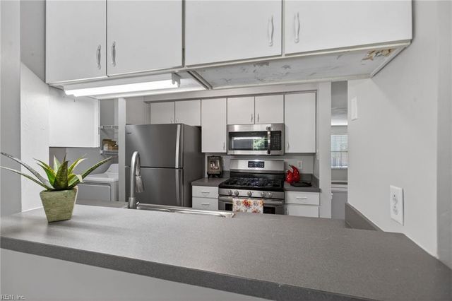 300 London Pointe CT, Virginia Beach, VA 23454