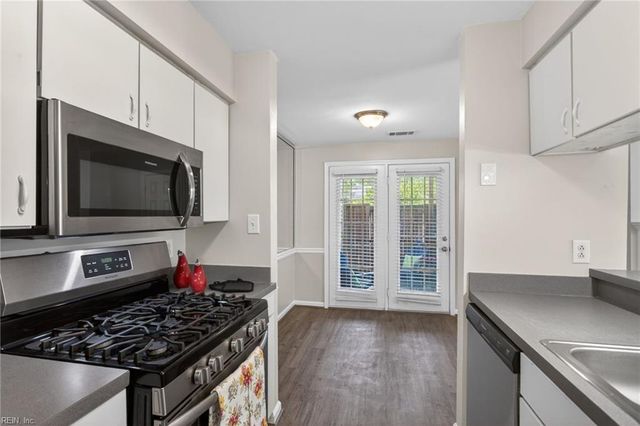 300 London Pointe CT, Virginia Beach, VA 23454