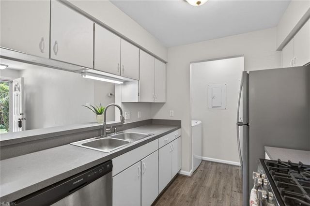 300 London Pointe CT, Virginia Beach, VA 23454
