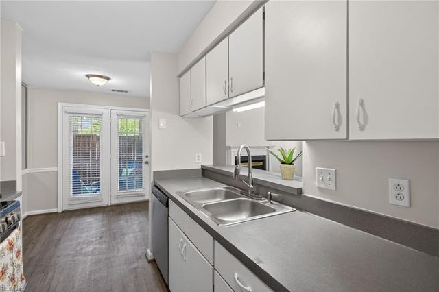 300 London Pointe CT, Virginia Beach, VA 23454