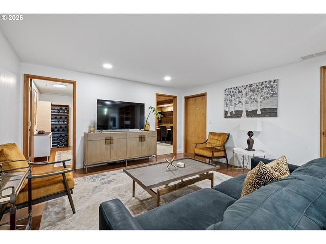 2430 WILSON Dr, Eugene, OR 97405