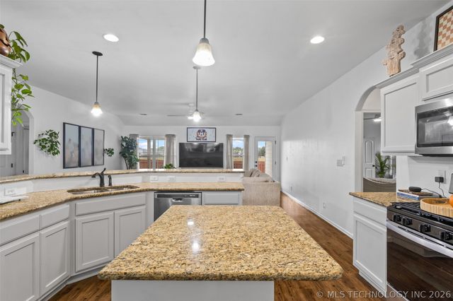 9086 S 253rd Avenue E, Broken Arrow, OK 74014