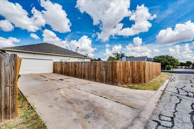 1021 Black Locust DR W, Pflugerville, TX 78660