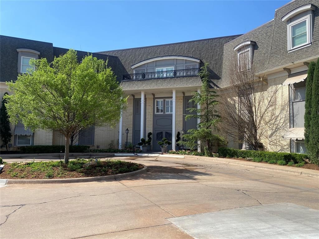 1114 Sherwood Lane C-1, Nichols Hills, OK 73116