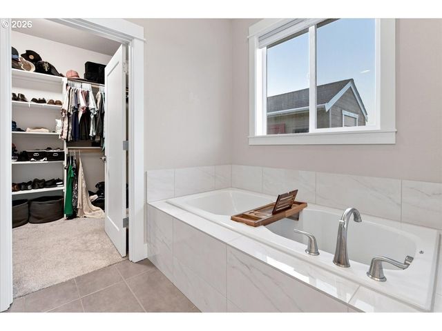 450 LILAC Ln, Woodland, WA 98674