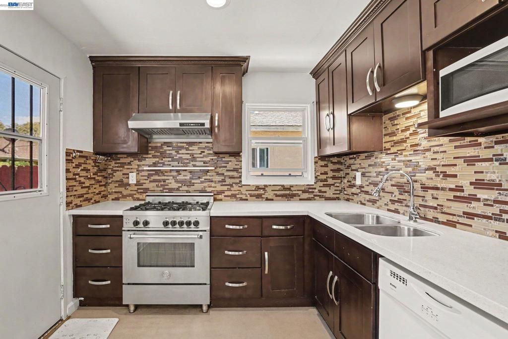 Image 10 of property listing at 15890 Via Pinale, San Lorenzo, CA 94580