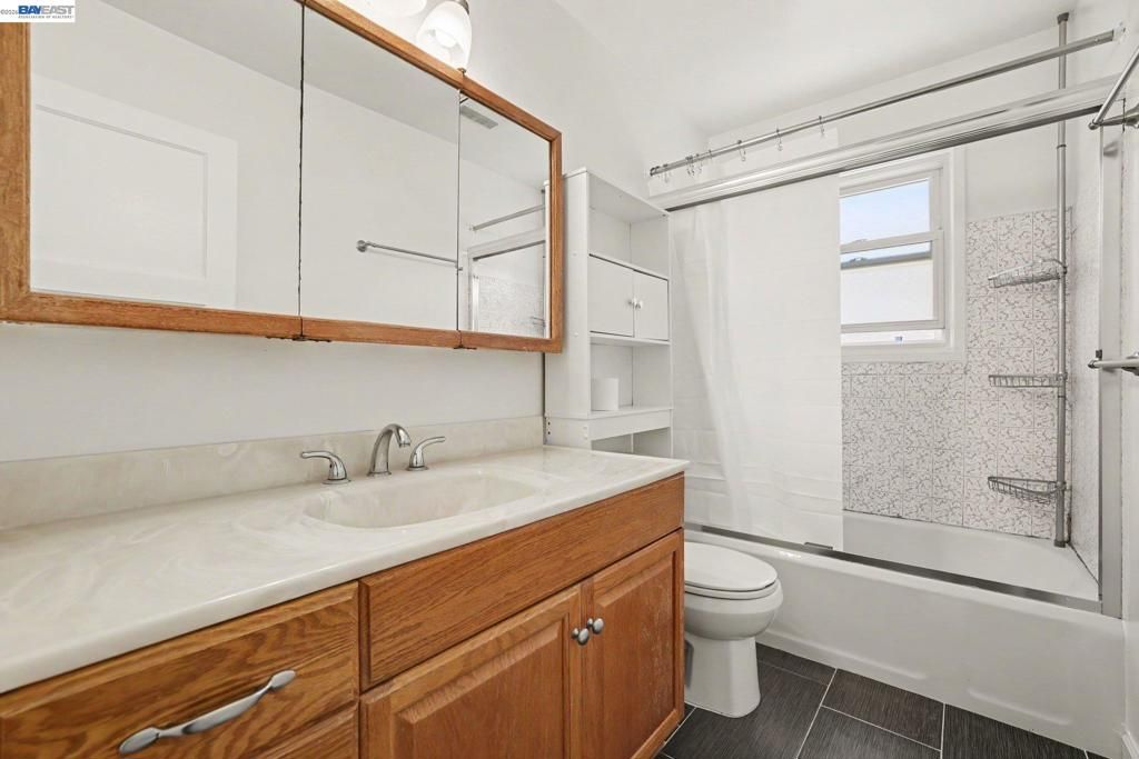 Image 14 of property listing at 15890 Via Pinale, San Lorenzo, CA 94580