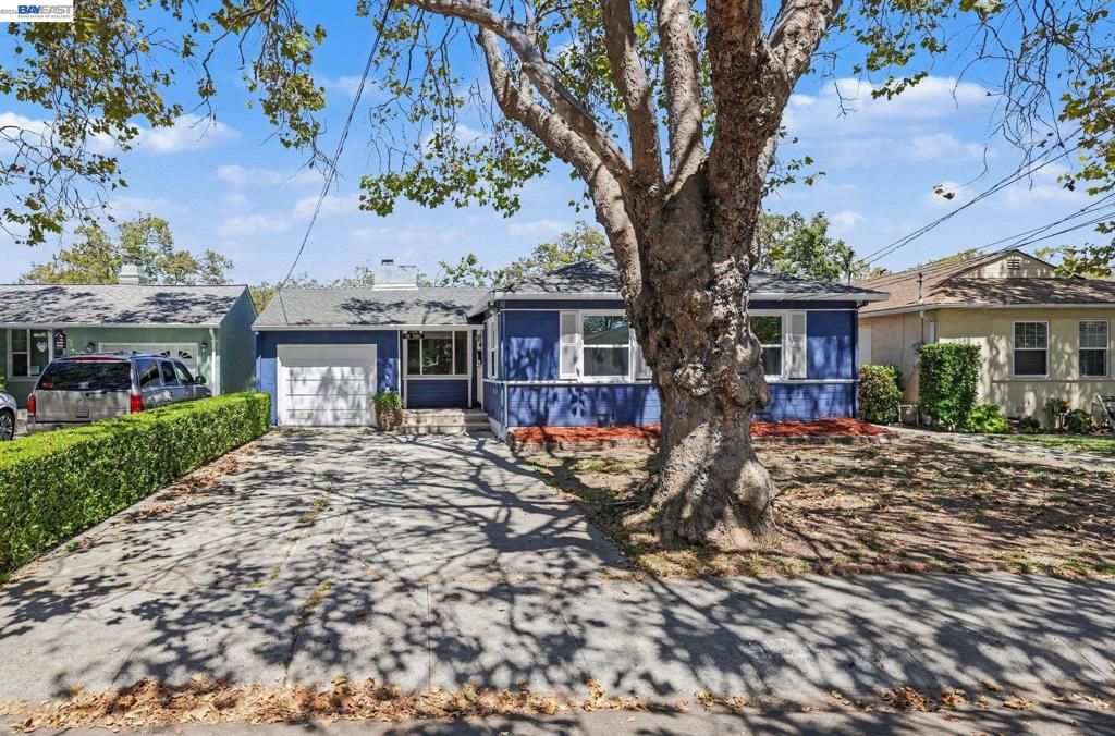 Image 2 of property listing at 15890 Via Pinale, San Lorenzo, CA 94580
