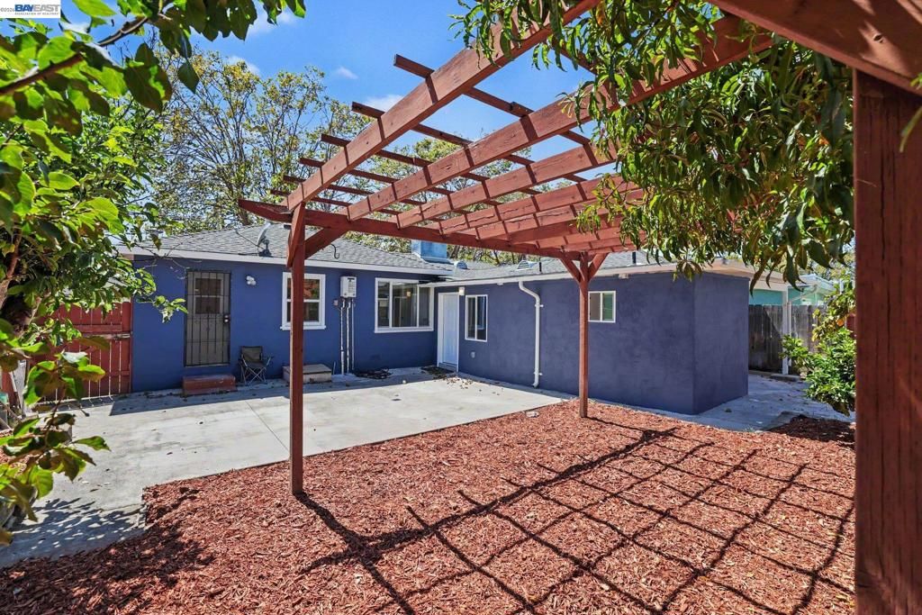 Image 23 of property listing at 15890 Via Pinale, San Lorenzo, CA 94580
