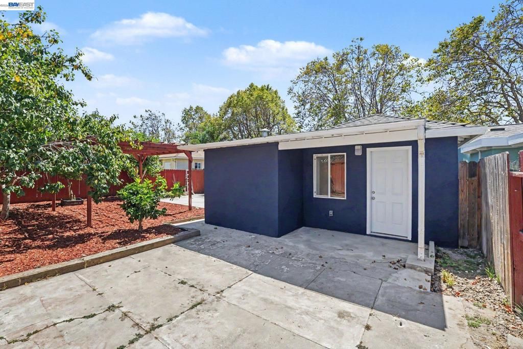 Image 24 of property listing at 15890 Via Pinale, San Lorenzo, CA 94580