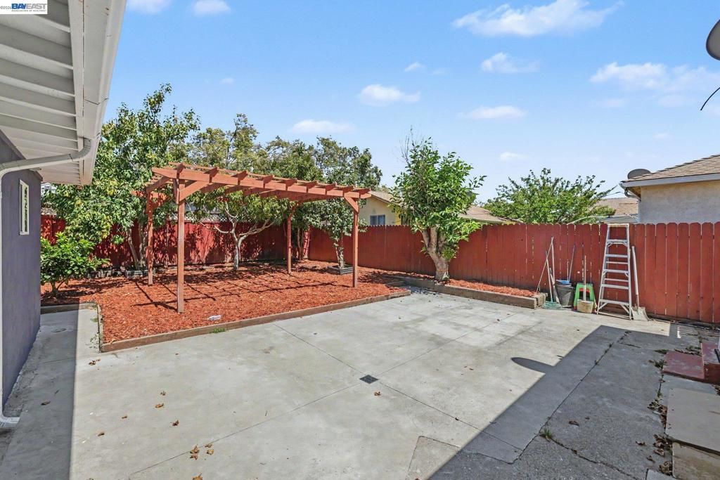 Image 25 of property listing at 15890 Via Pinale, San Lorenzo, CA 94580