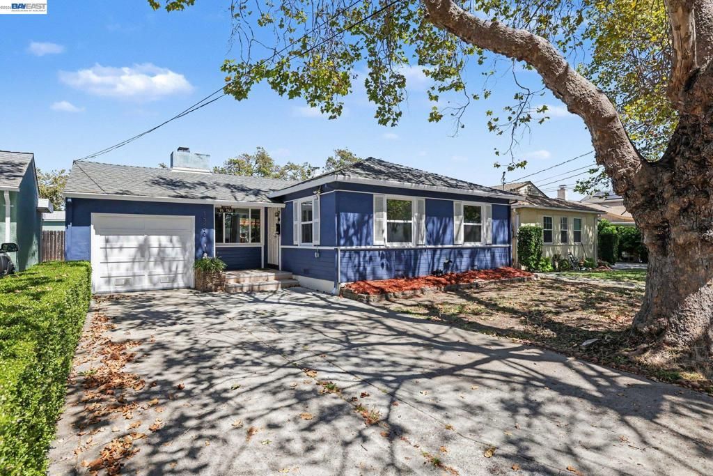 Image 3 of property listing at 15890 Via Pinale, San Lorenzo, CA 94580
