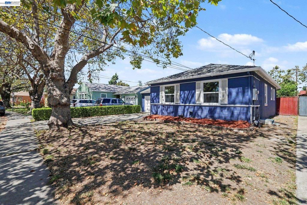 Image 4 of property listing at 15890 Via Pinale, San Lorenzo, CA 94580