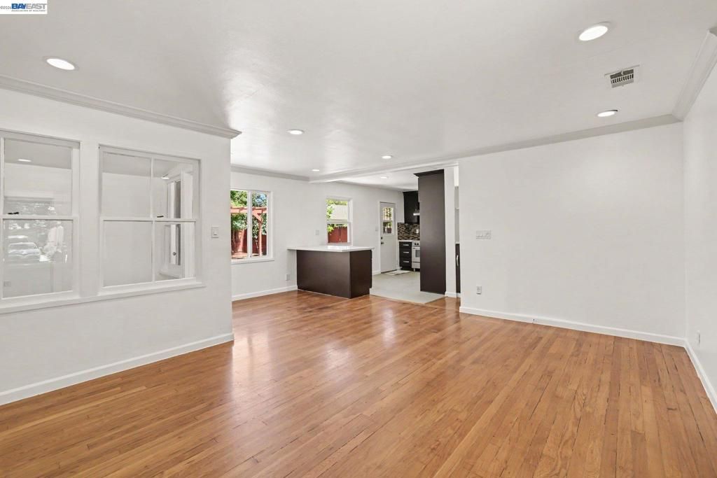 Image 5 of property listing at 15890 Via Pinale, San Lorenzo, CA 94580