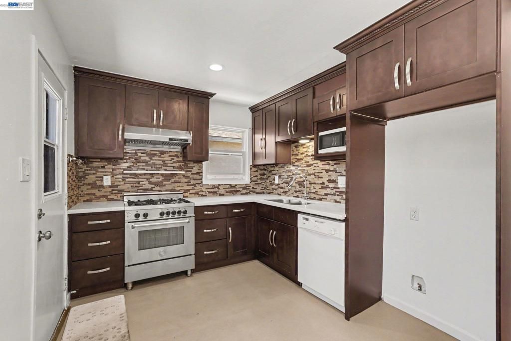 Image 9 of property listing at 15890 Via Pinale, San Lorenzo, CA 94580