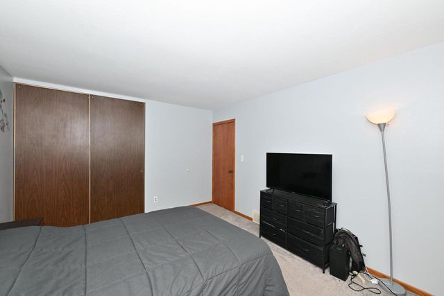 11020 W Parnell AVENUE, Hales Corners, WI 53130